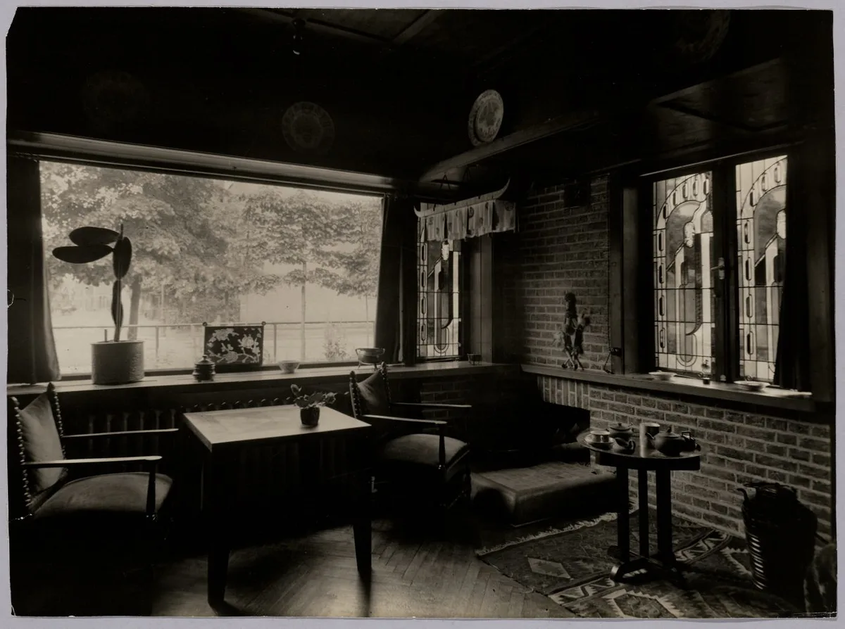 Nederlandse woonkamer interieur met meubels en decoratie, passend bij inboedelverzekering en AVP