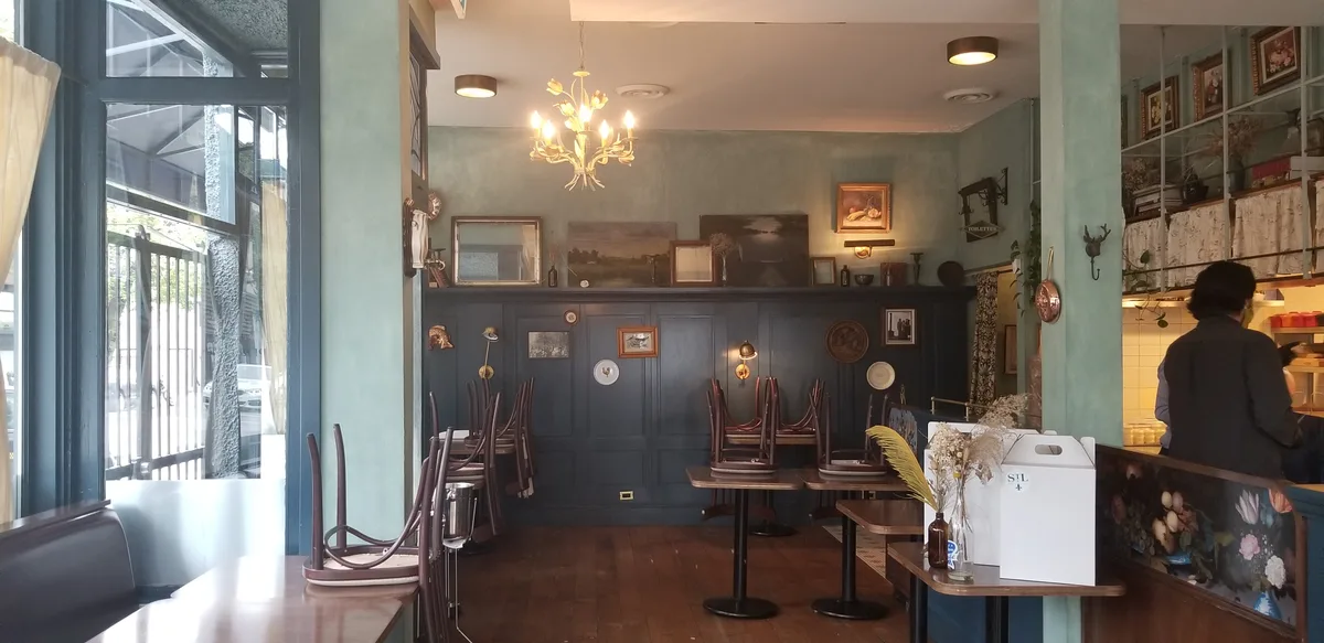 Interieur van een restaurant met meubels en inrichting - zakelijke inboedelverzekering MKB horeca