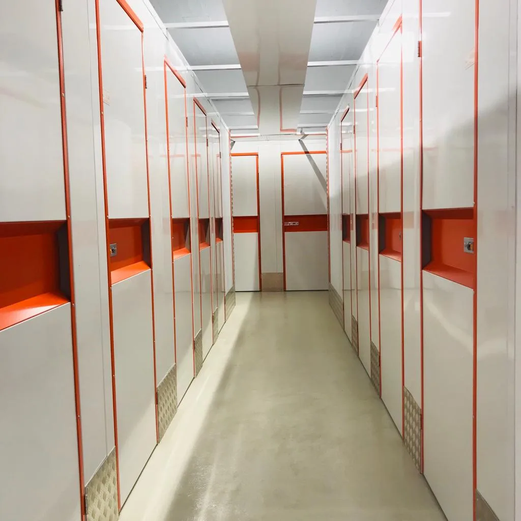 Interieur van een self-storage hal met individuele opslagboxen achter gesloten deuren — inboedel in opslag verzekeren