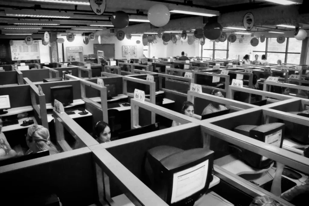 Call center medewerkers aan het werk — InShared kiest bewust voor geen telefoonlijn voor algemene vragen