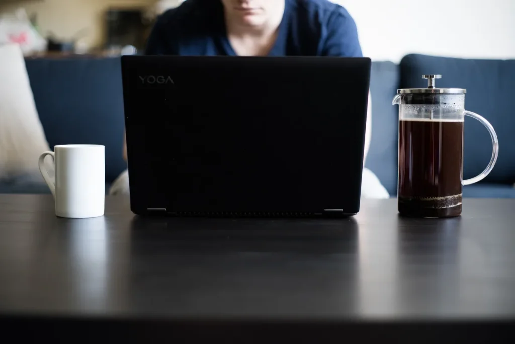 Zzp'er werkt thuis op laptop - online verzekering afsluiten via Insify voor zelfstandig ondernemers