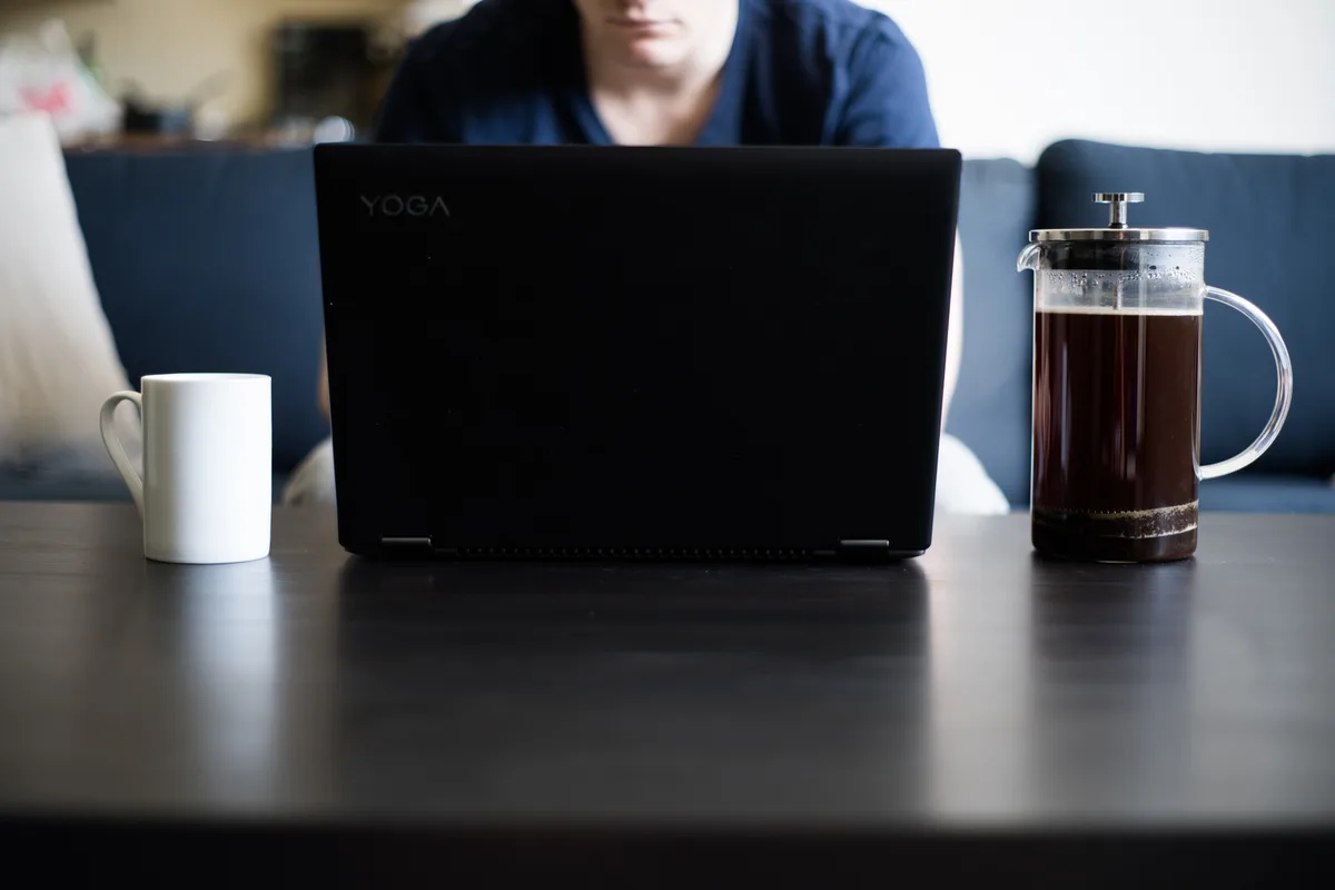 Zzp'er werkt thuis op laptop - online verzekering afsluiten via Insify voor zelfstandig ondernemers