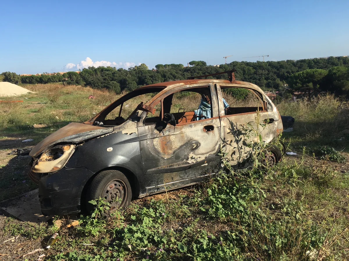 Beschadigde auto — illustratie bij allrisk autoverzekering en schadedekking