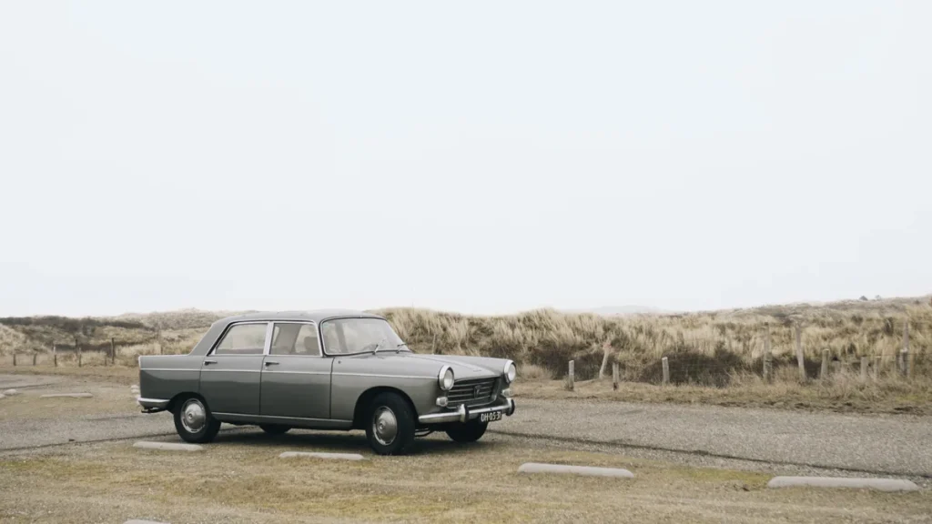 Grijze personenauto geparkeerd in Nederland bij Parnassia aan Zee in Overveen