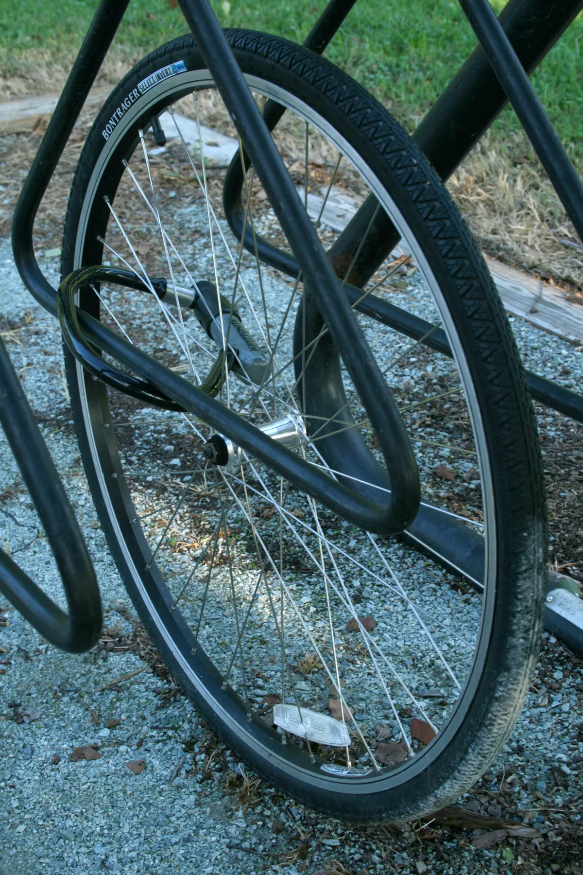 Gestolen fiets: alleen het wiel blijft achter in een fietsenrek na diefstal — typisch geval voor Interpolis BuitenDeDeur schademelding