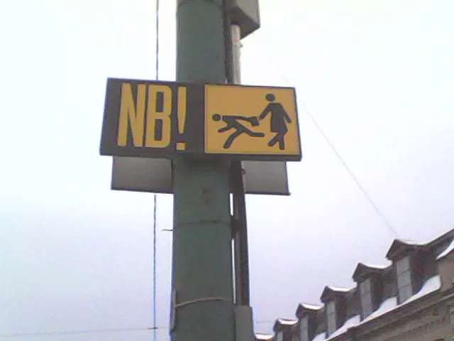Waarschuwingsbord tegen zakkenrollers en tassenroof op straat — relevant voor uitsluitingen BuitenDeDeur verzekering