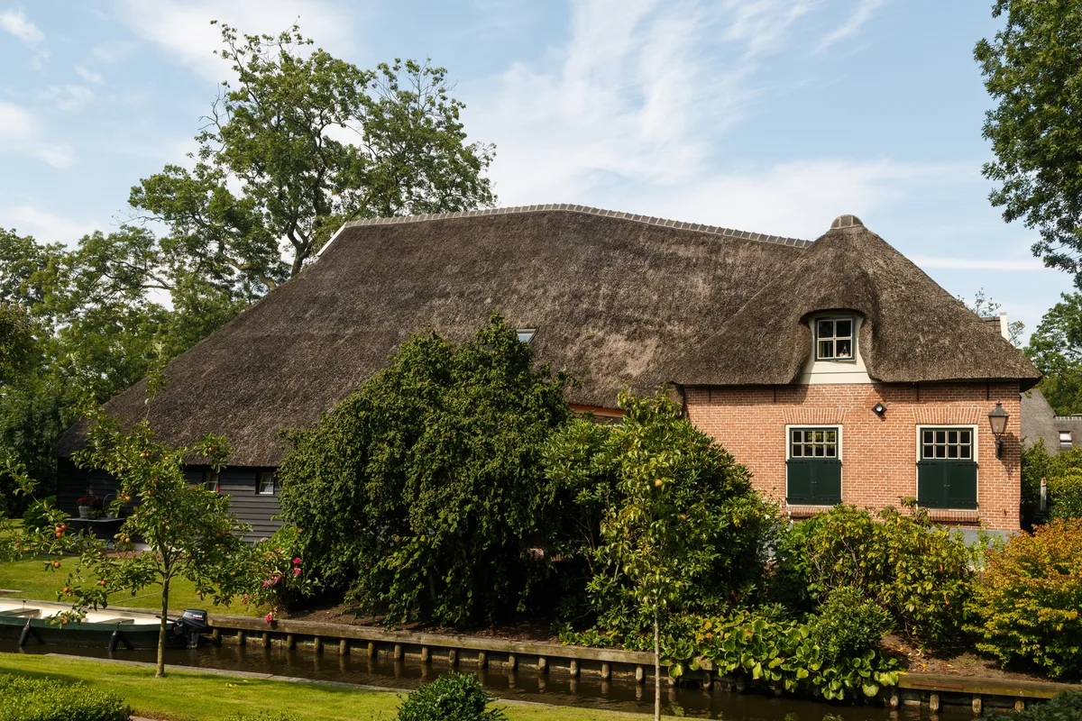 Traditionele Nederlandse boerderij met rieten dak in Giethoorn — type woning waarvoor Interpolis een opstalverzekering biedt