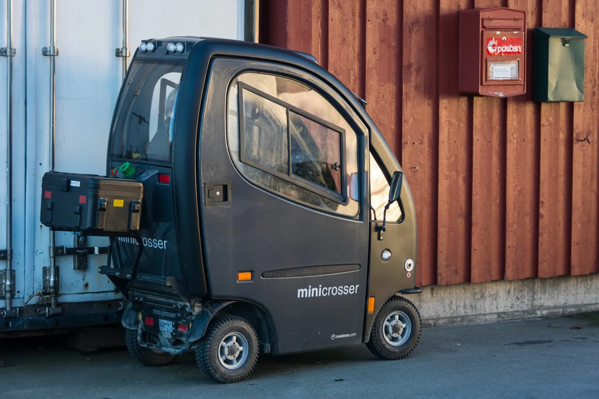 Elektrische scootmobiel met cabine op straat - scootmobielverzekering WA verplicht 2026