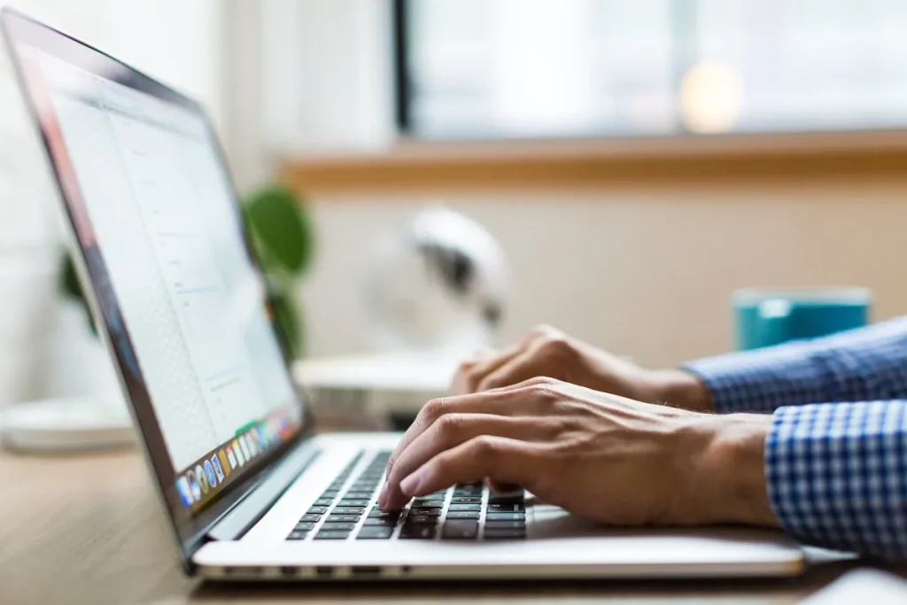 Persoon typt op laptop om Interpolis-verzekering online aan te passen via Rabo Online Bankieren