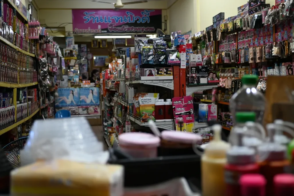Winkelrekken gevuld met goederen en inventaris in een winkel — inventaris- en goederenverzekering voor MKB