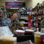 Winkelrekken gevuld met goederen en inventaris in een winkel — inventaris- en goederenverzekering voor MKB