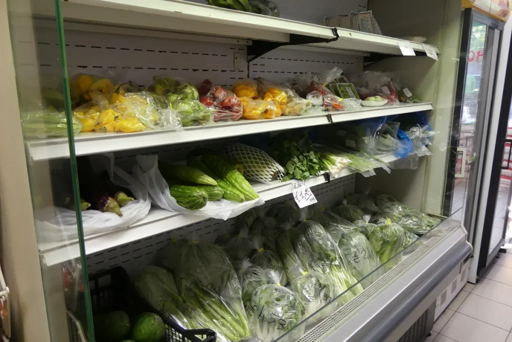 Winkelinterieur met koelschappen vol groenten en goederen, typisch voorbeeld van te verzekeren bedrijfsinventaris