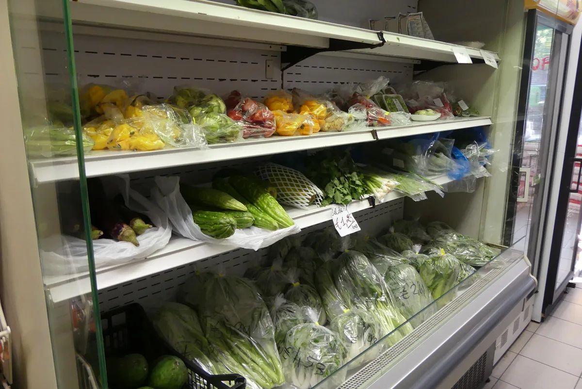 Winkelinterieur met koelschappen vol groenten en goederen, typisch voorbeeld van te verzekeren bedrijfsinventaris