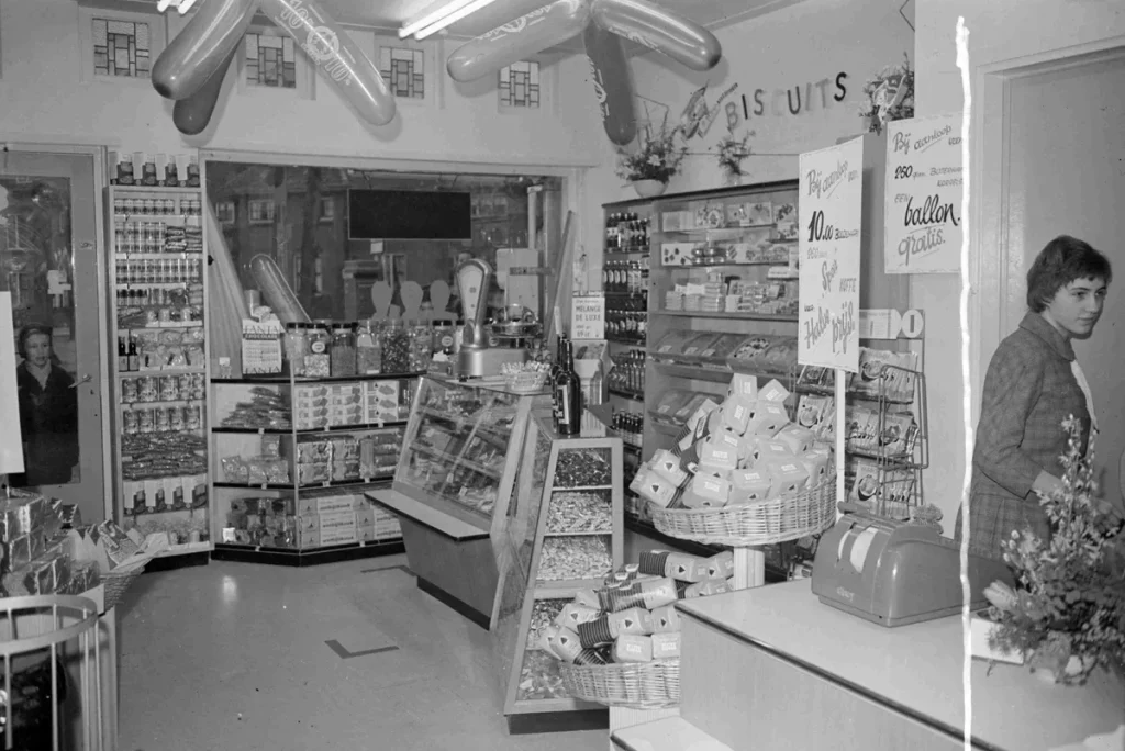 Interieur van een Nederlandse winkel met inventaris en producten op stellingen, bedrijfsinventarisverzekering