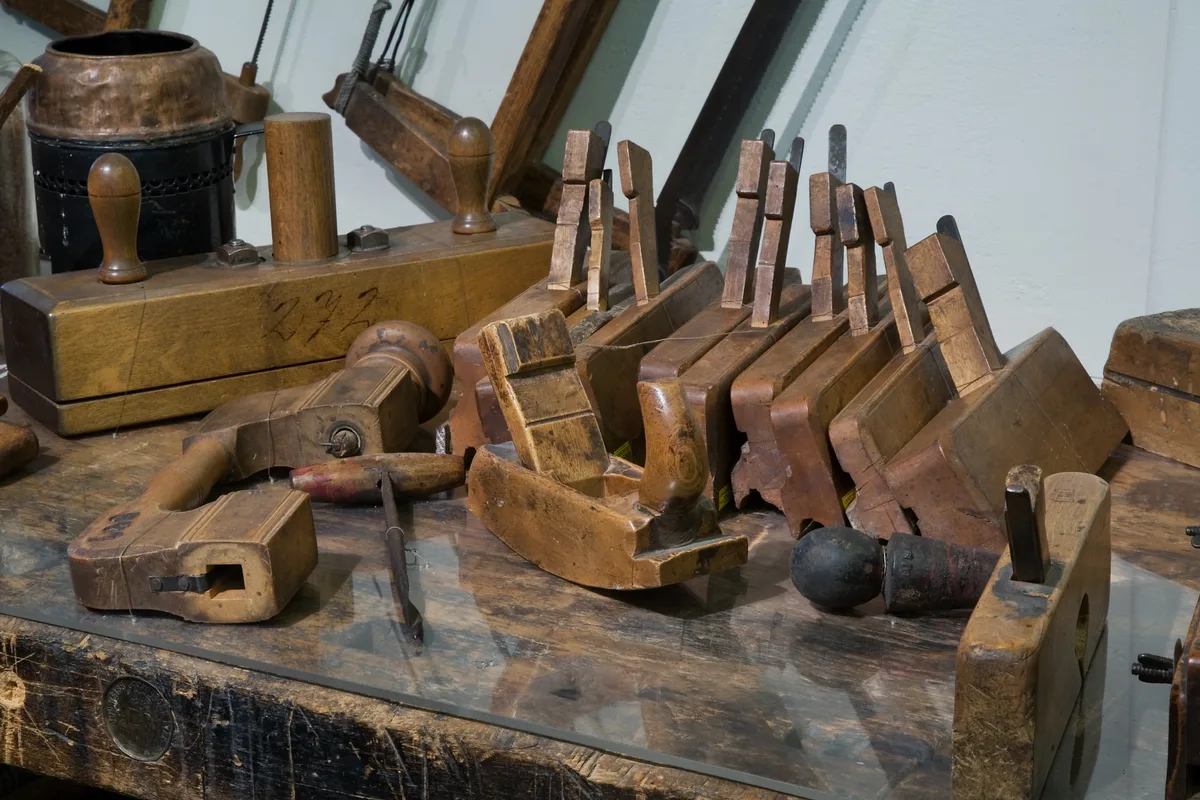 Gereedschap in een timmerwerkplaats — inventaris van een zzp'er in de bouw of techniek