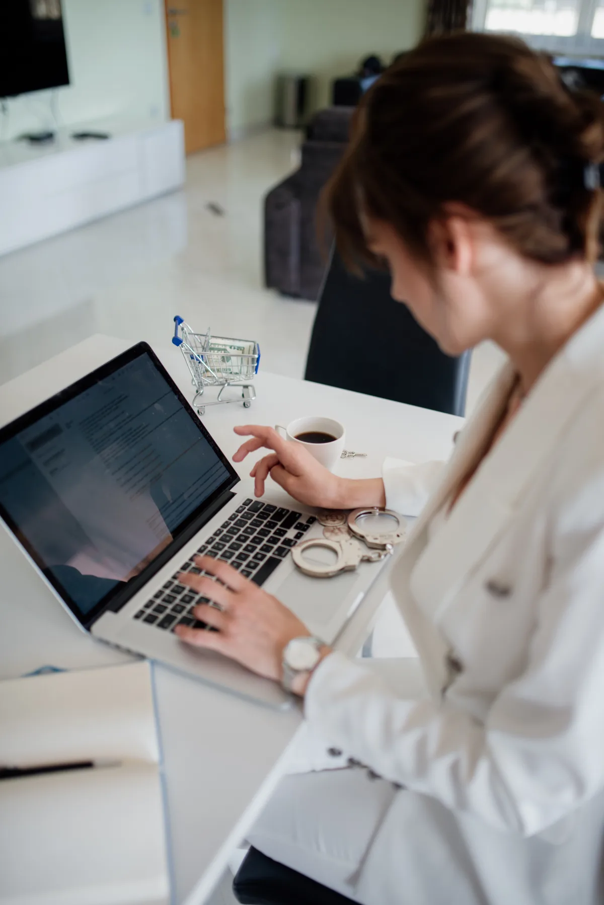 ZZP'er werkt aan laptop op thuiskantoor bureau met koffie — zakelijke inventaris thuis verzekeren