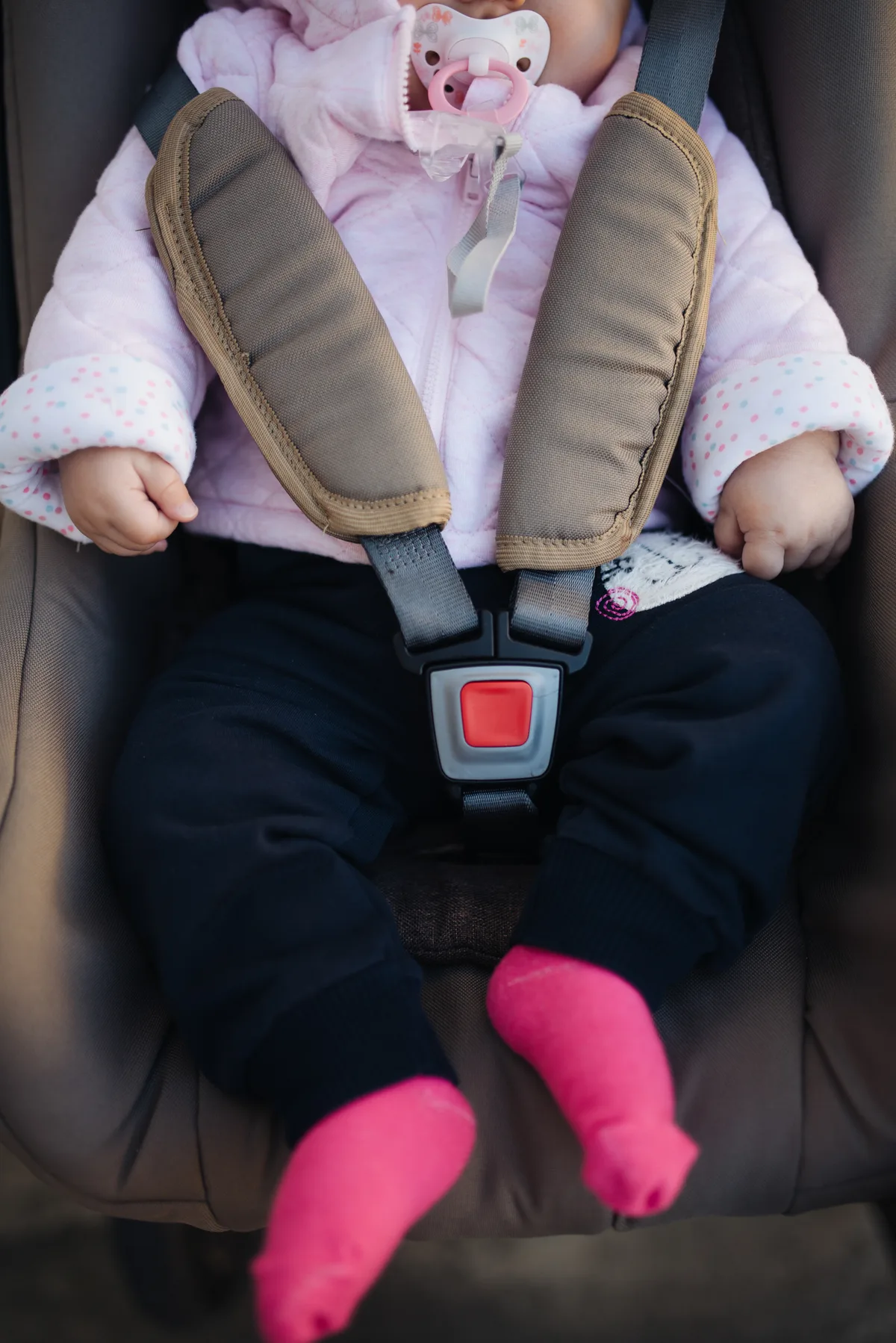 Baby in kinderzitje in een auto tijdens een gezinsrit — inzittendenverzekering voor passagiers