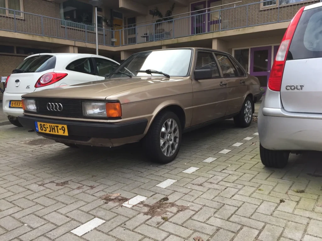 Audi 80 diesel met Nederlands kenteken geparkeerd — voorbeeld van een klassieke dieselauto in Nederland