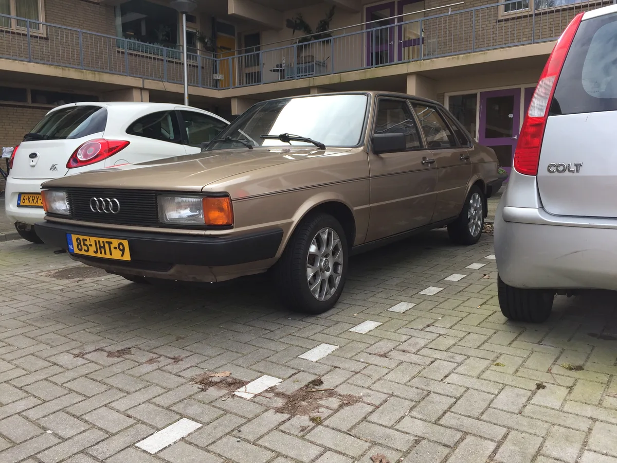 Audi 80 diesel met Nederlands kenteken geparkeerd — voorbeeld van een klassieke dieselauto in Nederland