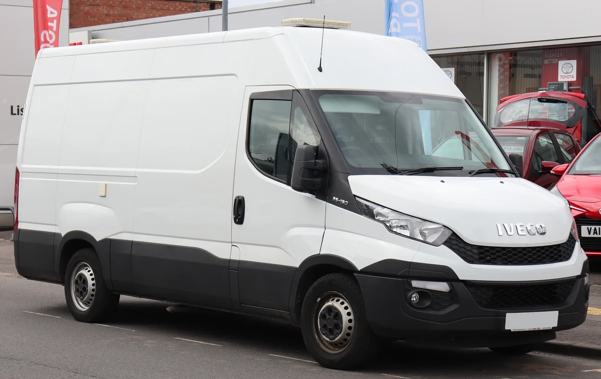 Witte Iveco Daily 35-130 bestelbus met hoog dak, grijs kenteken bestelwagen voor zakelijk gebruik