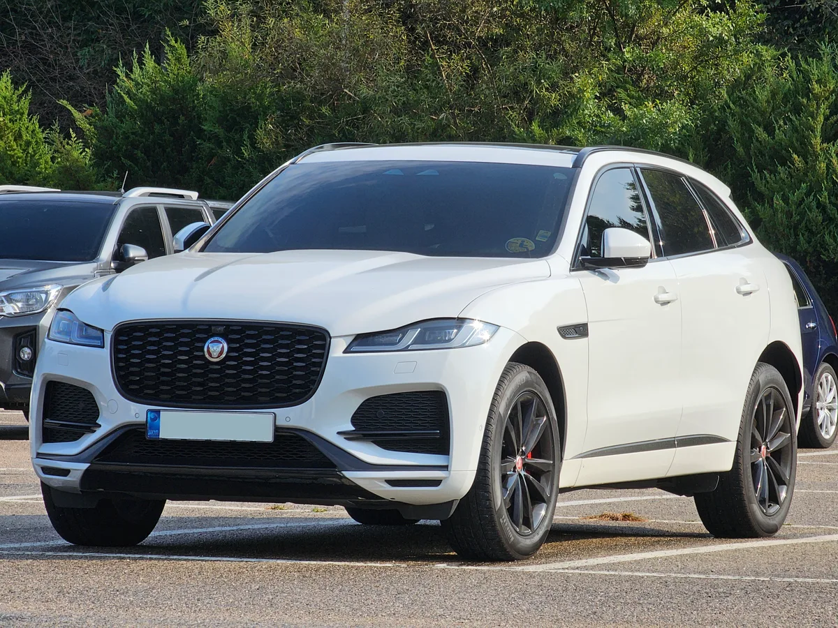 Jaguar F-Pace SUV in wit, zijvooraanzicht op parkeerplaats — Jaguar verzekering 2026