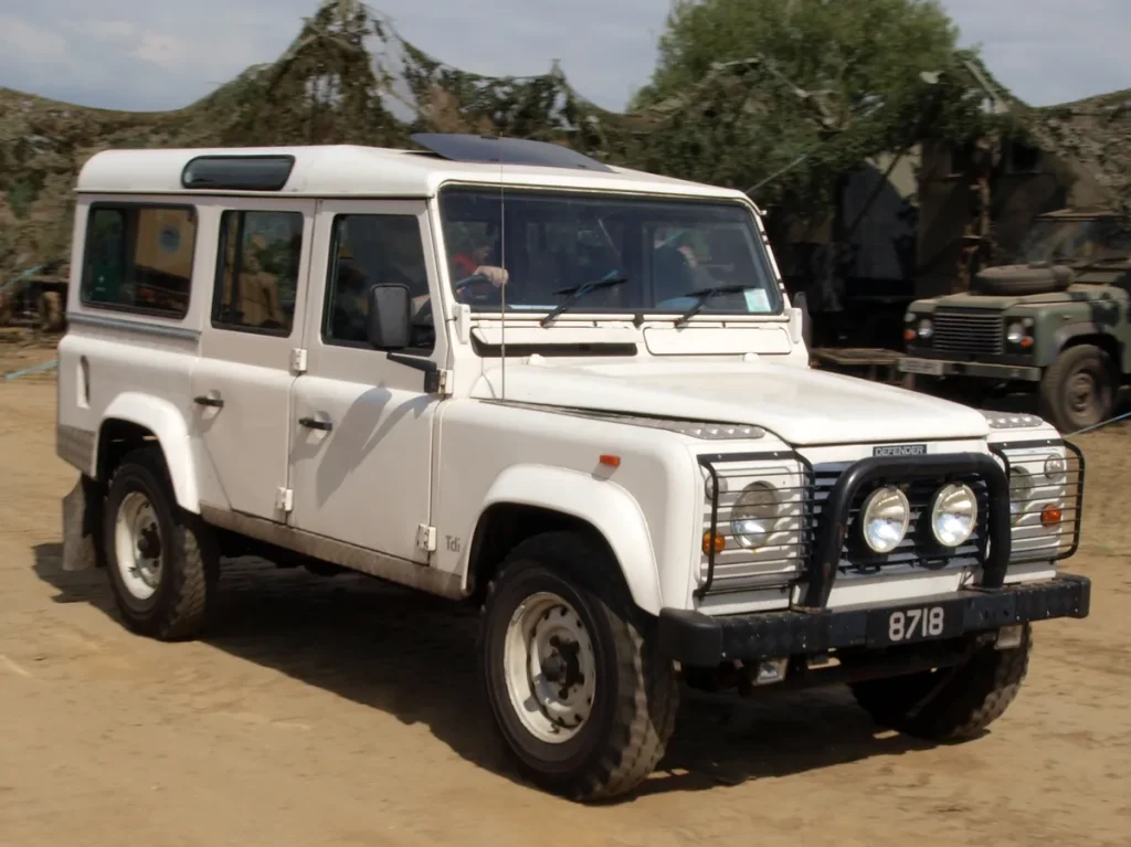 Klassieke Land Rover Defender 110 Tdi terreinwagen overlanding-rig met bullbar en terreinbanden