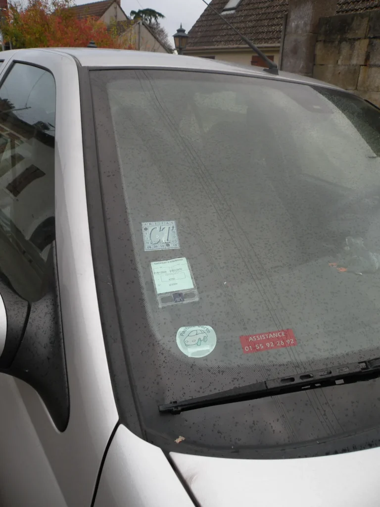 Autoverzekering bewijs op voorruit van een personenauto — certificat d'assurance sticker zichtbaar