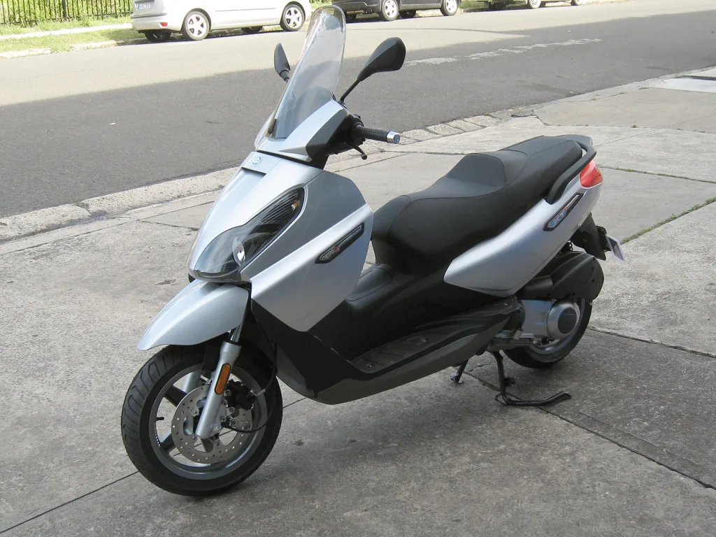 Piaggio X7 250 scooter geparkeerd — modern type scooter dat je bij Klaverblad kunt verzekeren