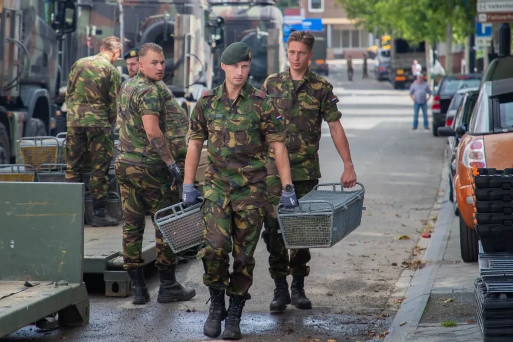 Militaire ondersteuning bij wateroverlast in Zuid-Limburg 2021 — straten onder water na extreme neerslag