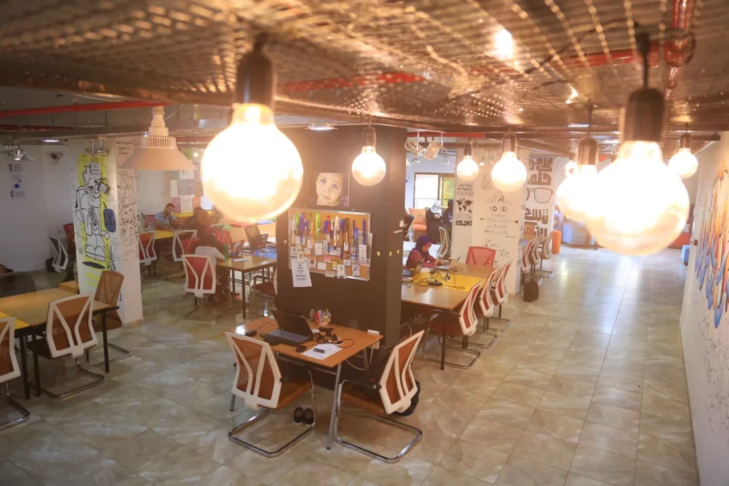 Modern coworking space waar ZZP'ers en ondernemers werken — passend bij zakelijke verzekeringen voor freelancers