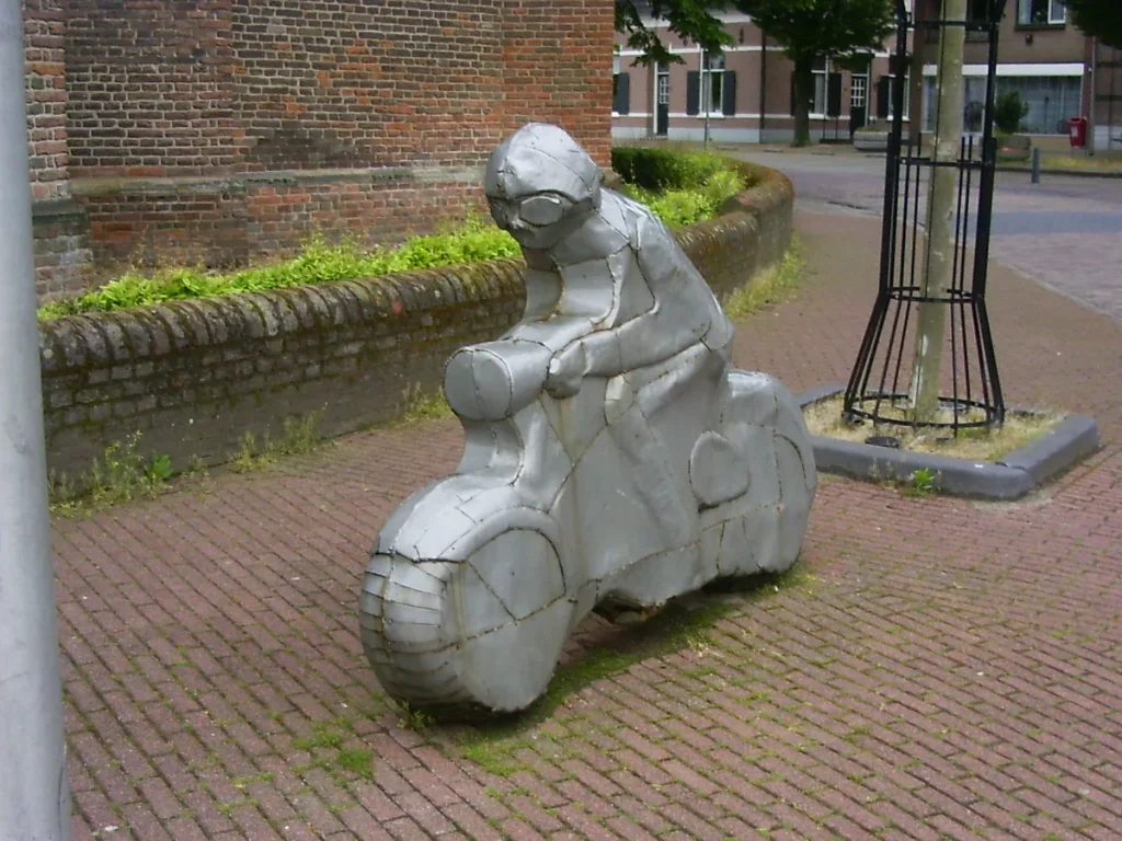 Motorrijder sculptuur in Hengelo, Nederland — symbool voor KNMV verzekering en motorrijden
