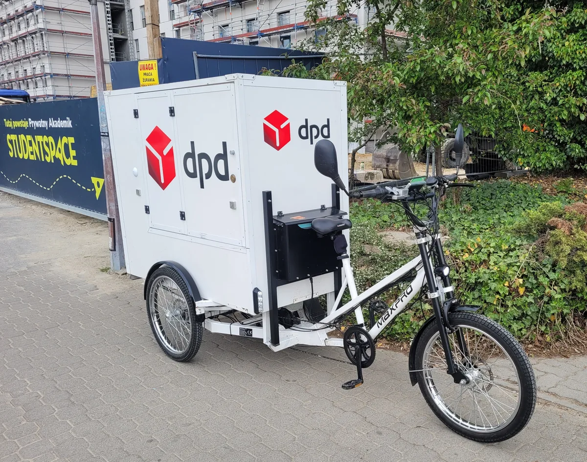 Driewielige koeriersbakfiets van DPD in gebruik voor last-mile bezorging in de stad