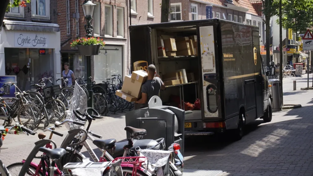 UPS koeriersbestelbus geparkeerd in Alkmaar Nederland - beveiligd koerierstransport