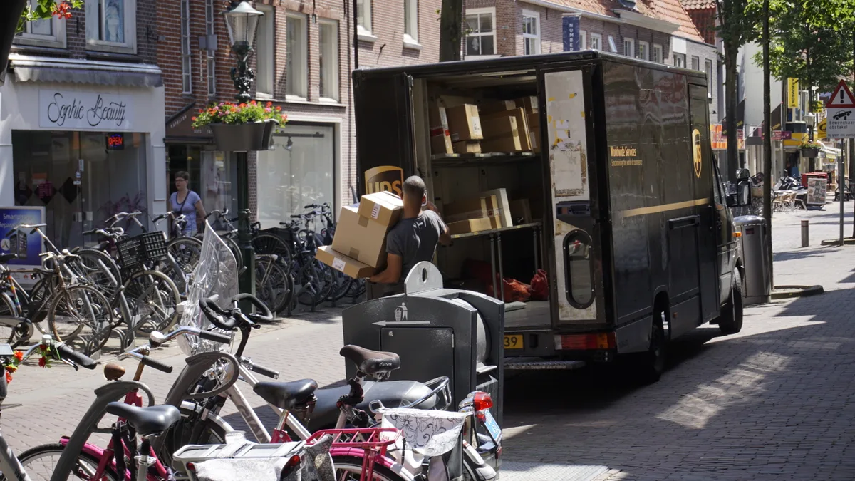 UPS koeriersbestelbus geparkeerd in Alkmaar Nederland - beveiligd koerierstransport