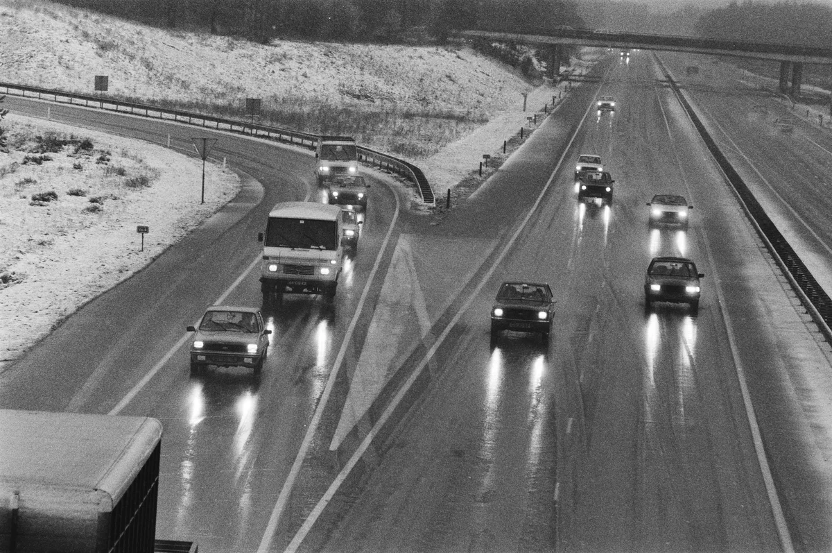 Auto's rijdend op een natte Nederlandse snelweg — tijdelijke autoverzekering voor een week of maand
