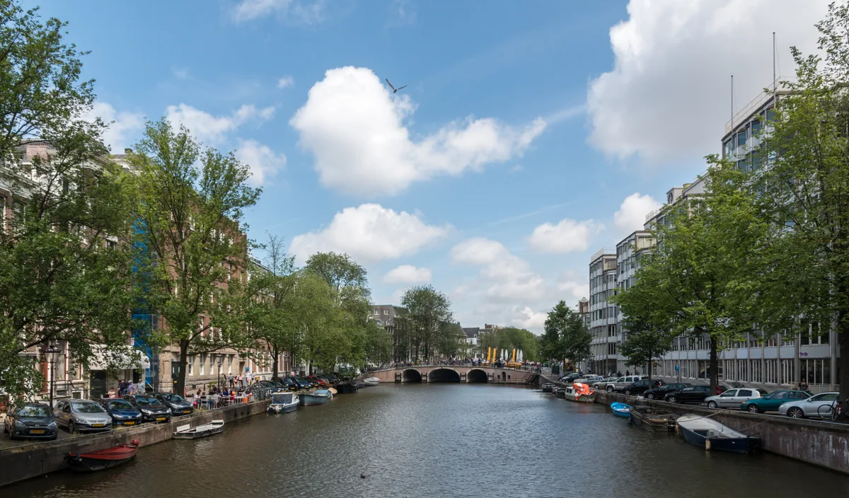 Geparkeerde auto's aan het Singel in Amsterdam, Nederland — passend bij kortlopende autoverzekering