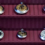 Display van vintage luxe zakhorloges in een vitrine — kostbaarheden die een gespecialiseerde kostbaarhedenverzekering vereisen