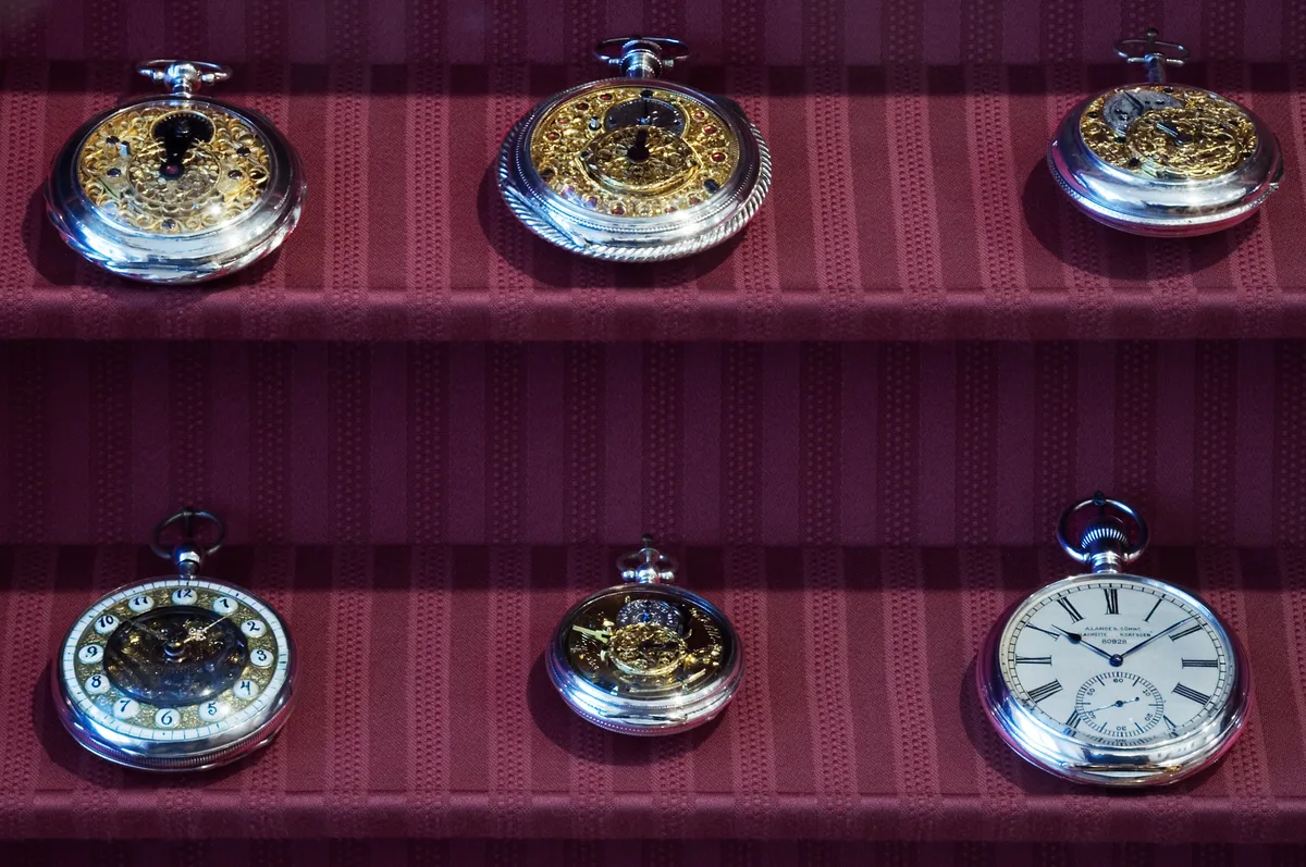 Display van vintage luxe zakhorloges in een vitrine — kostbaarheden die een gespecialiseerde kostbaarhedenverzekering vereisen