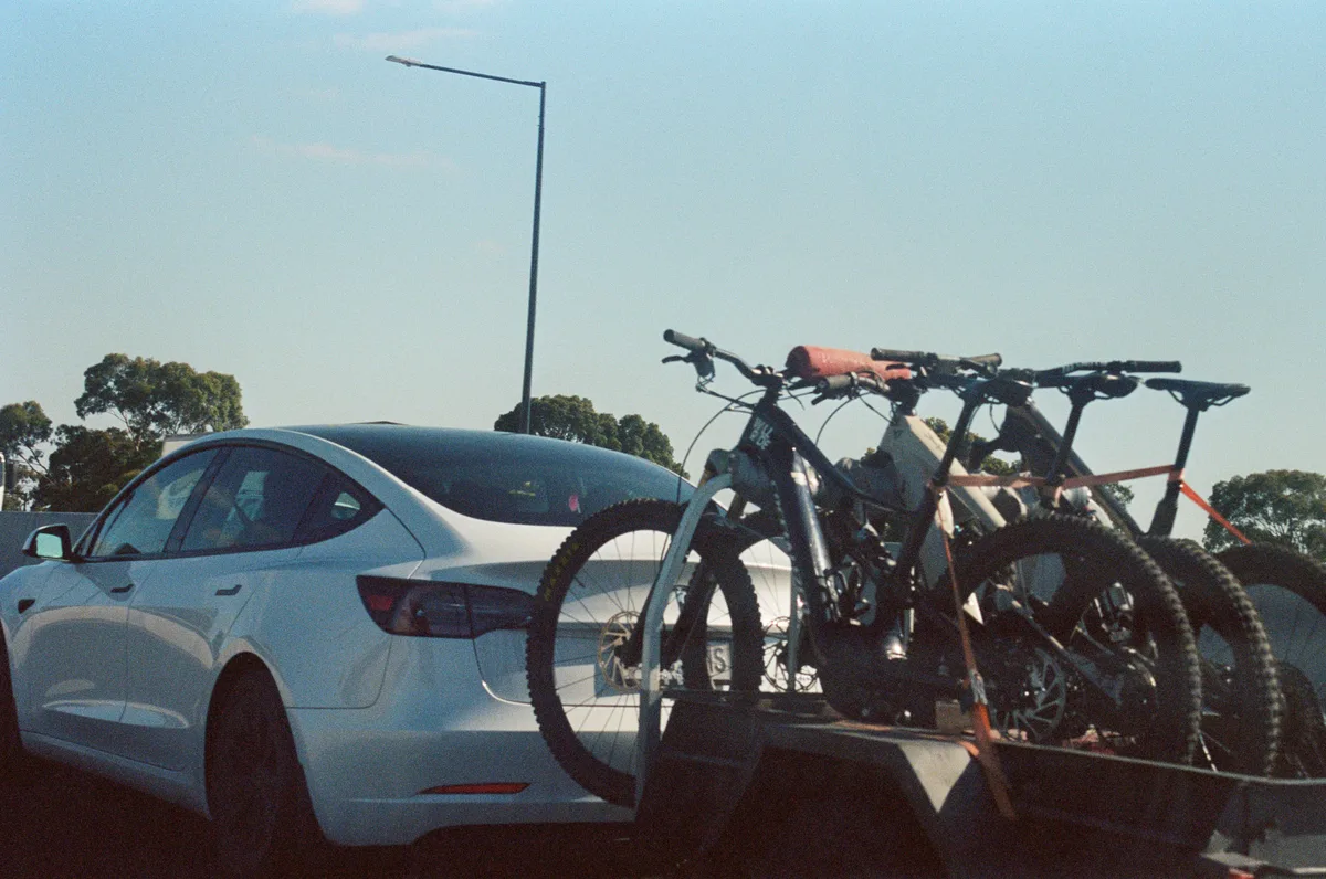 Elektrische auto trekt een aanhangwagen — voorbeeld aanhangerverzekering casco 2026