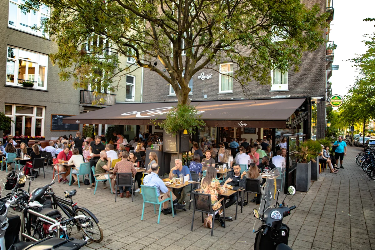 Druk terras van restaurant Loetje Amsterdam met gasten aan tafel, typisch voorbeeld van horeca in Nederland