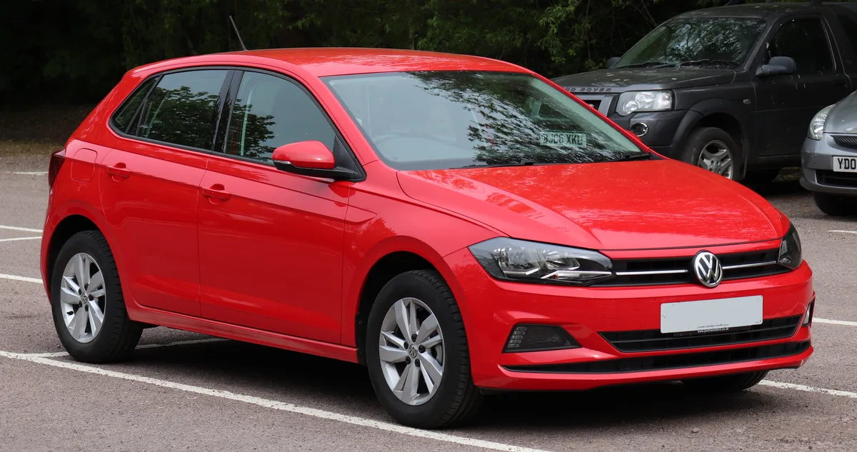 Rode Volkswagen Polo SE 2018 van voren gefotografeerd op een parkeerterrein, modern model zesde generatie