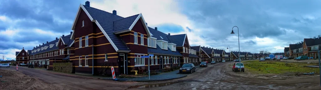Modern 21e-eeuws woonwijk in Harderwijk Nederland — typisch pandtype voor woningverzekering premievergelijking 2026