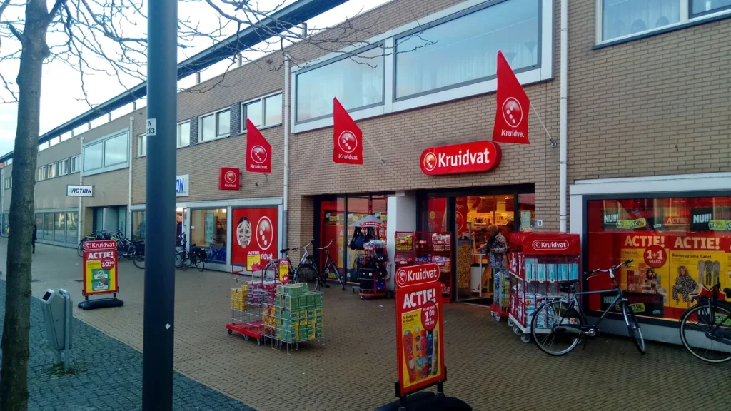 Kruidvat winkel in Ter Apel met rode vlaggen en actie-borden, exterieur van een Nederlandse drogisterij