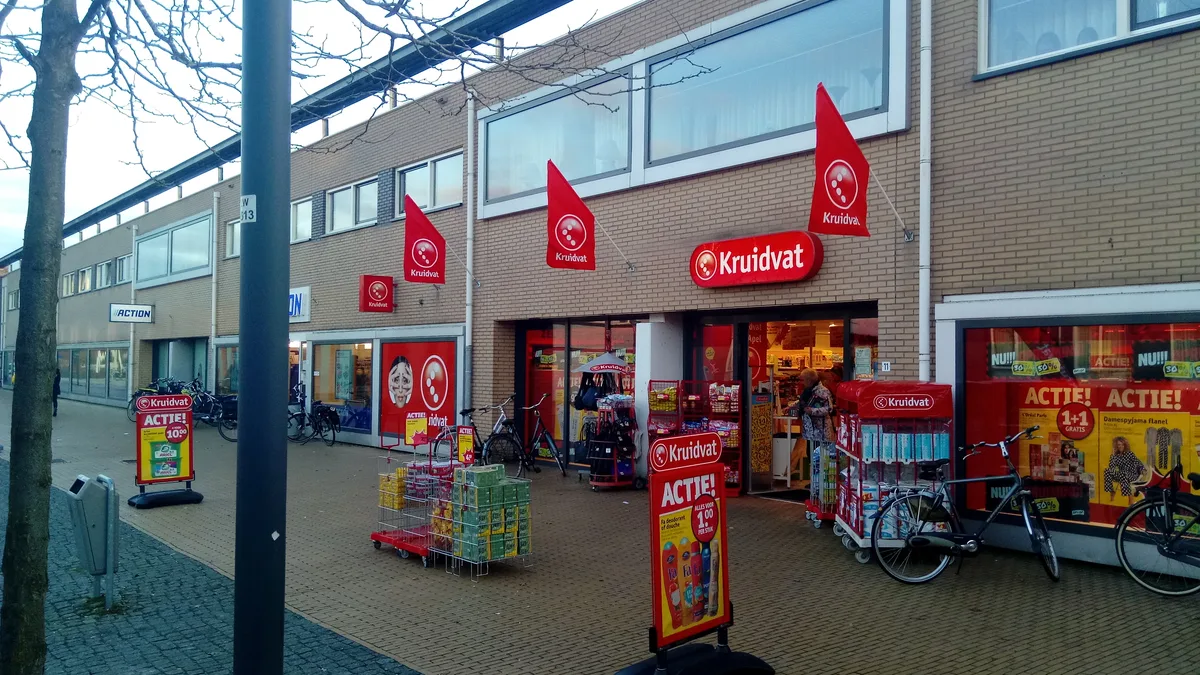 Kruidvat winkel in Ter Apel met rode vlaggen en actie-borden, exterieur van een Nederlandse drogisterij
