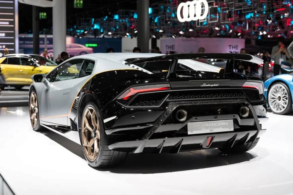 Gele Lamborghini Huracán Performante op een autoshow – supercar met hoge verzekeringspremie en agreed value polis