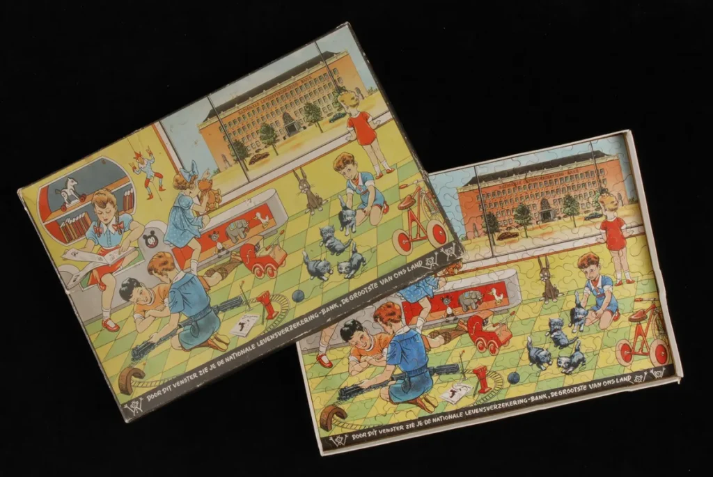 Vintage puzzeldoos van de Nationale Levensverzekering-bank met spelende kinderen, historisch Nederlands verzekeringsproduct