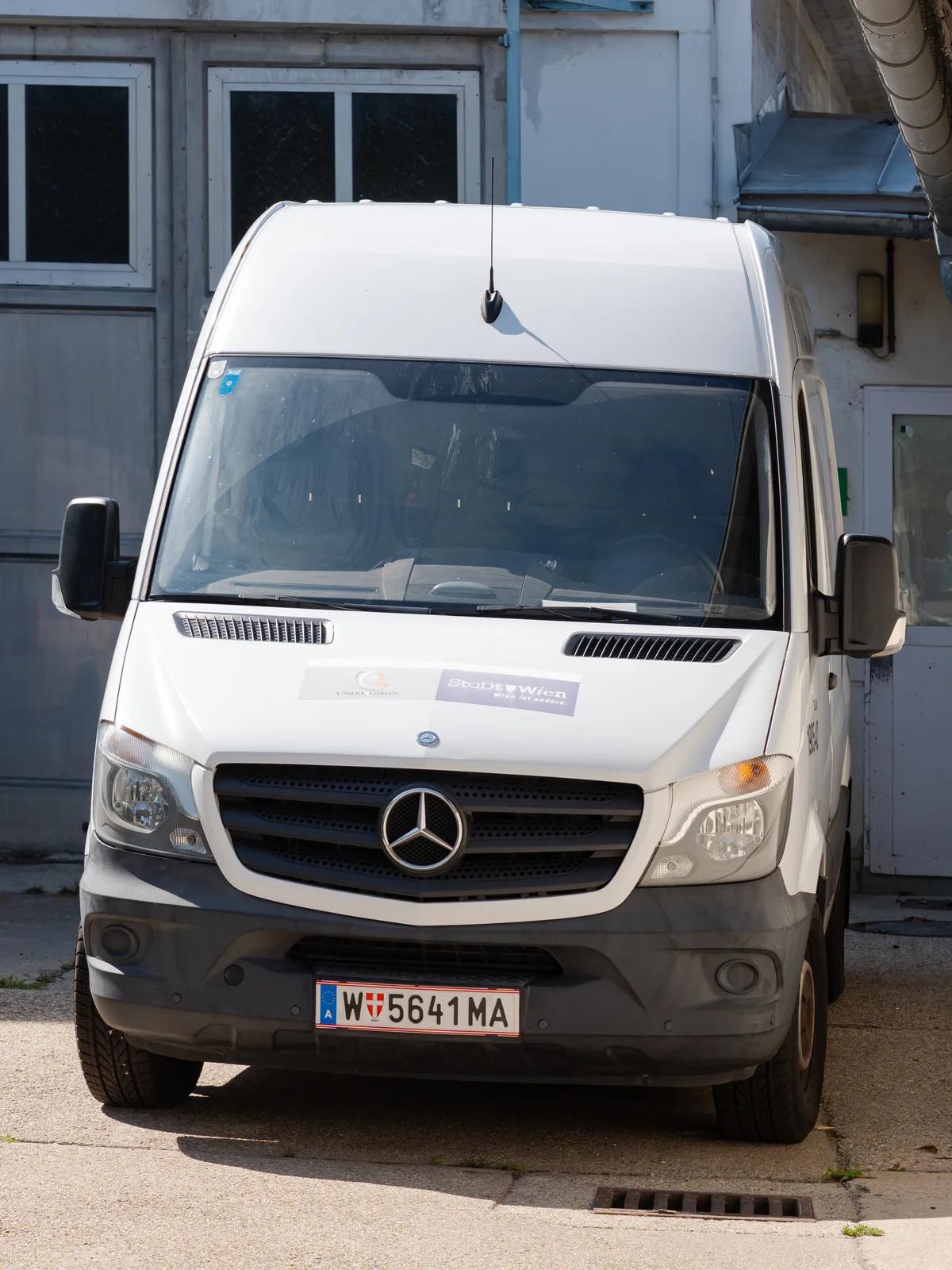Witte Mercedes-Benz Sprinter bestelbus lichte vrachtwagen voor zakelijk transport en verzekering