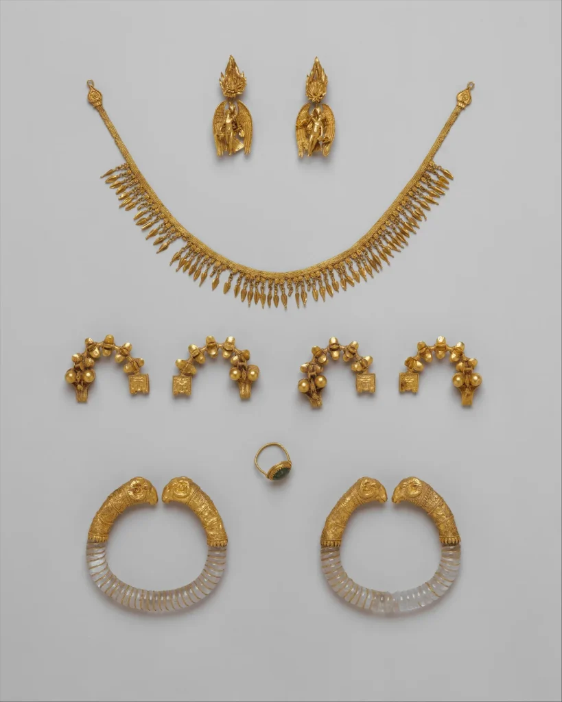 Collectie gouden sieraden — ketting, oorbellen, armbanden en ring — passend bij een sieraden verzekering