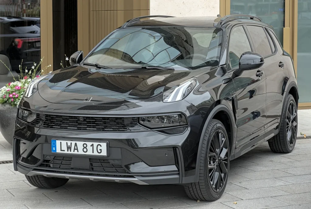 Zwarte Lynk & Co 01 PHEV SUV geparkeerd, zijkant- en vooraanzicht — Lynk & Co verzekering 2026