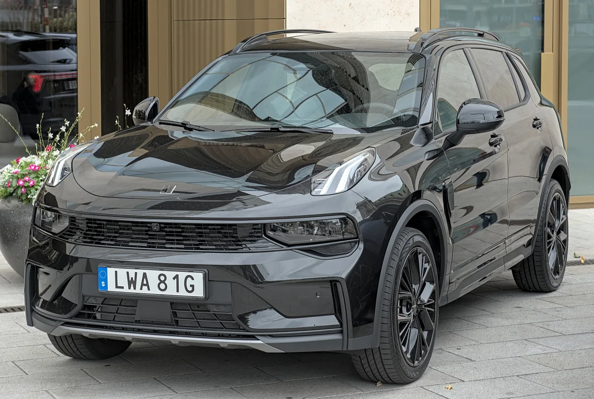 Zwarte Lynk & Co 01 PHEV SUV geparkeerd, zijkant- en vooraanzicht — Lynk & Co verzekering 2026